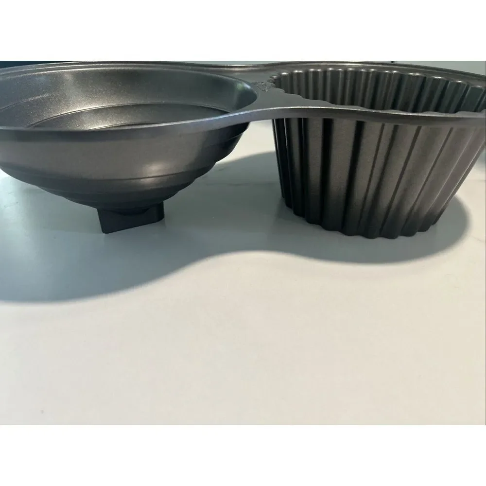 Wilton Giant Cupcake Pan 3-D Non-Stick‎ Birthday Swirl - Excellent Condition